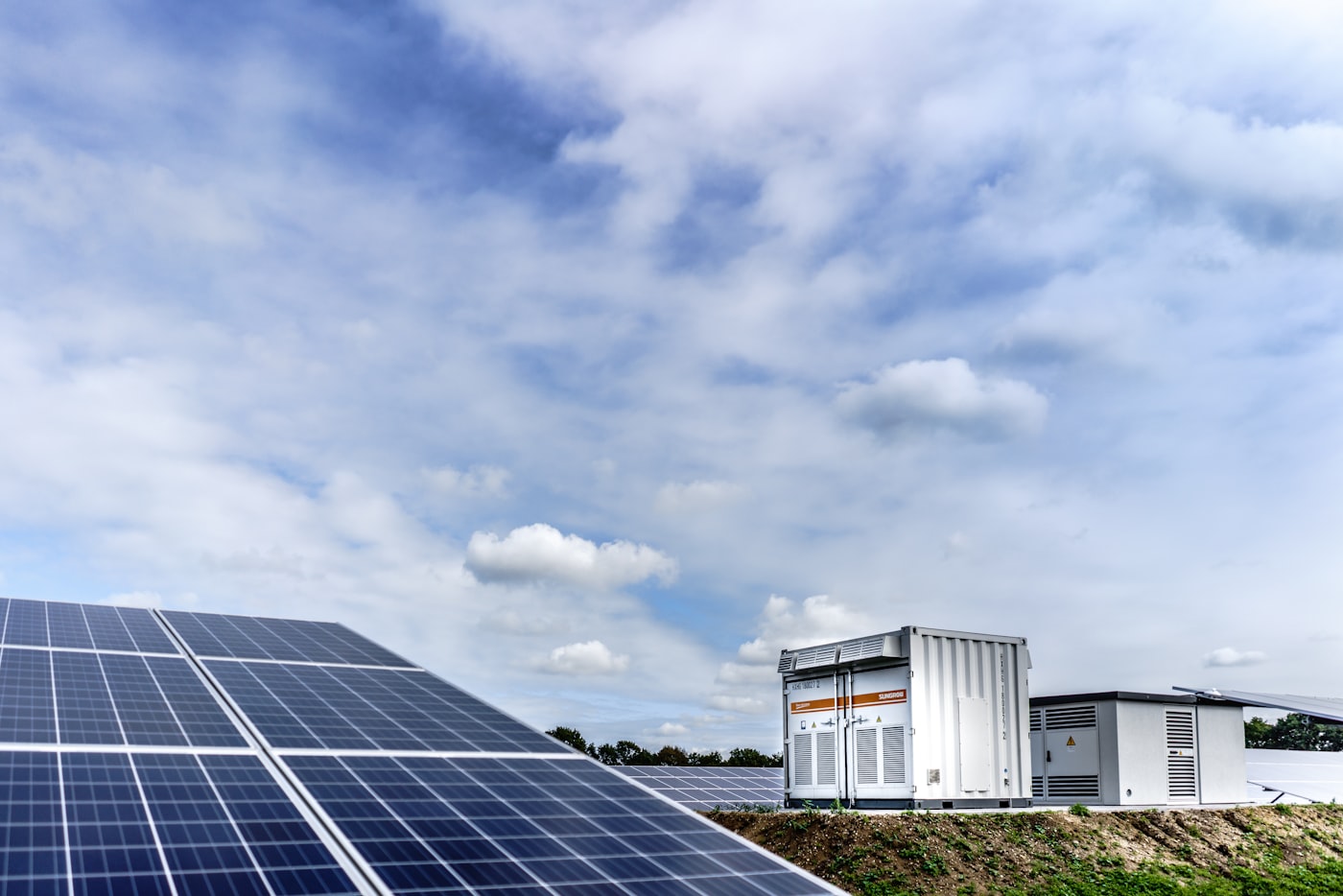 Paneles solares bajo cielo azul