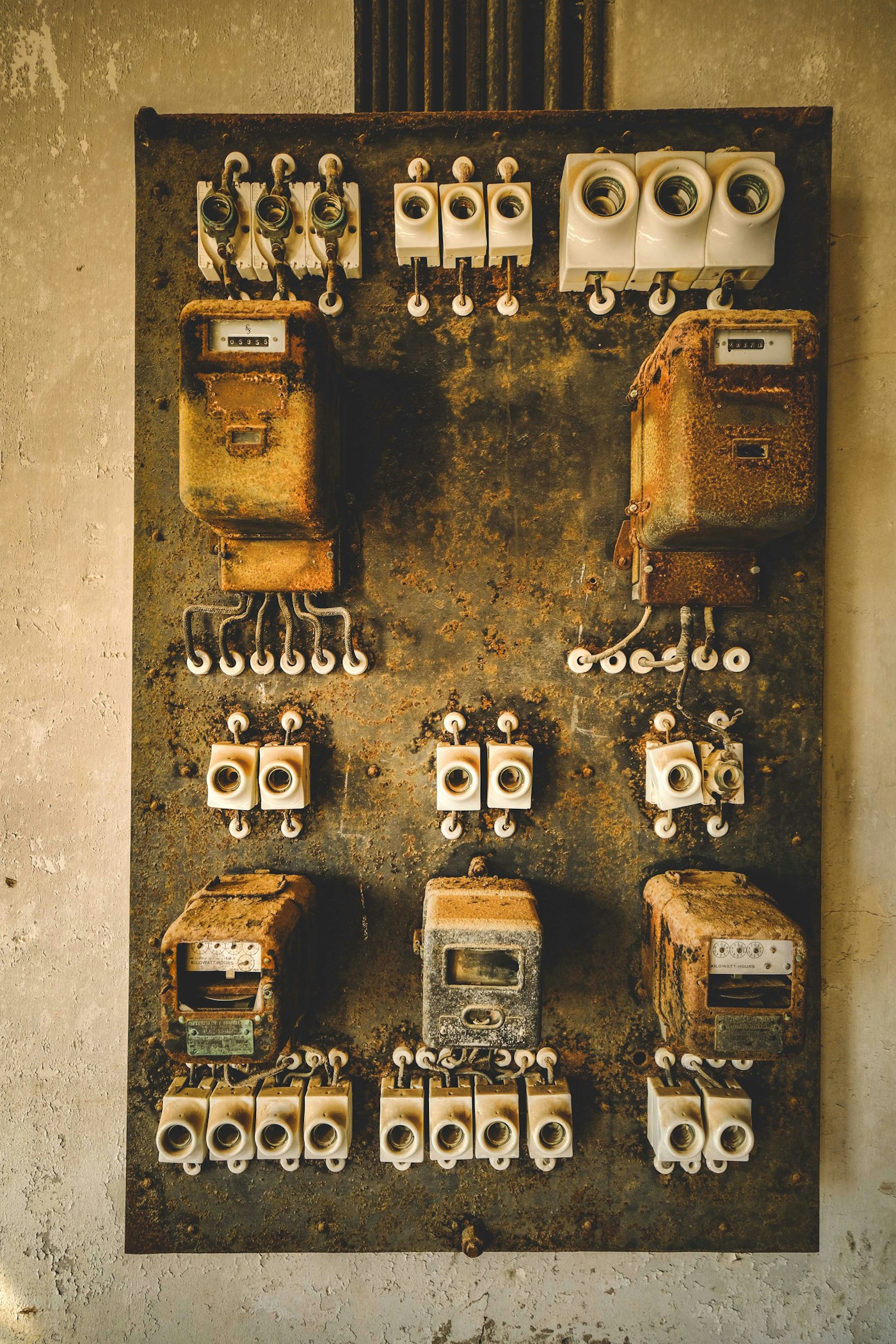 Equipo electrico y medidor en pared