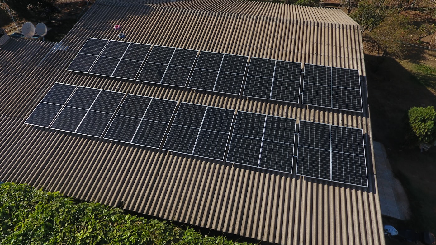 Arreglo solar en techo de edificio comercial