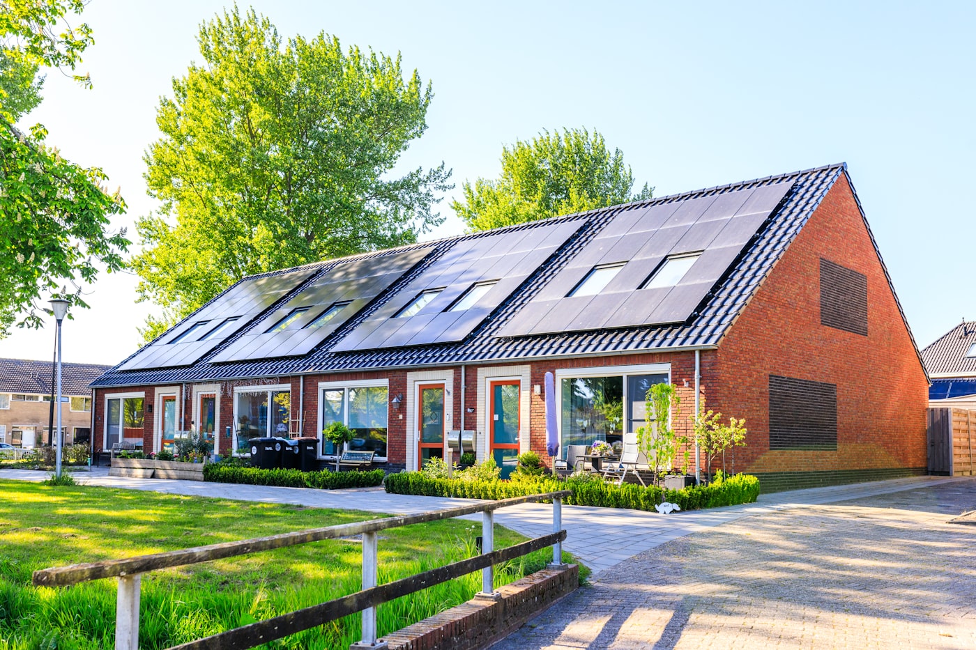 Residencia con paneles solares en el techo